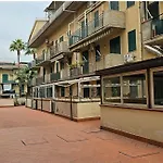 Nyaraló In *